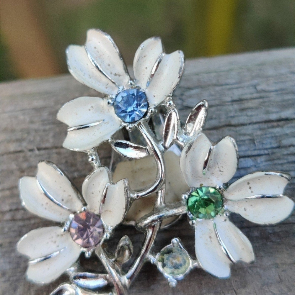 Vintage Emmons Rhinestone Flower Earrings - Picture 3 of 6